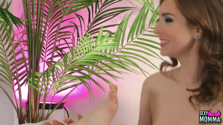 Sexy Momma XXX: Teen Katie dostane od firegirl zvýšení sebevědomí