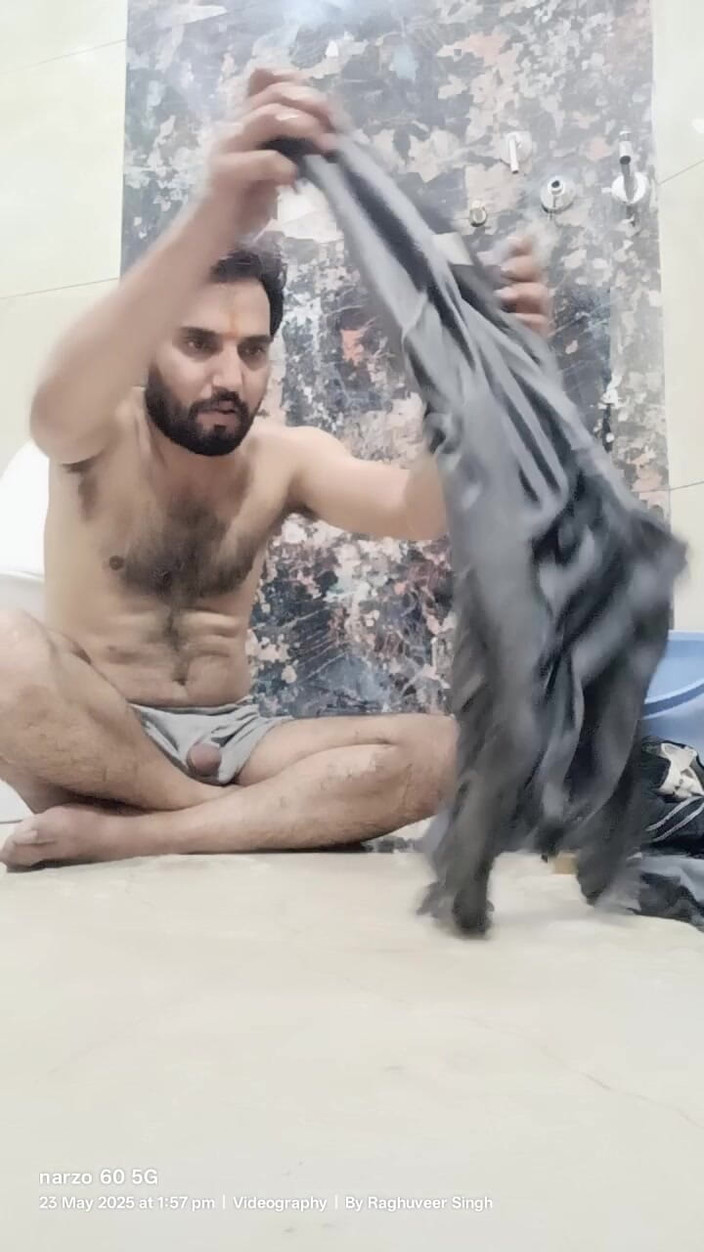 Rajasthani-old-lover: Indische Desi-man geniet van douche en thuisplicht