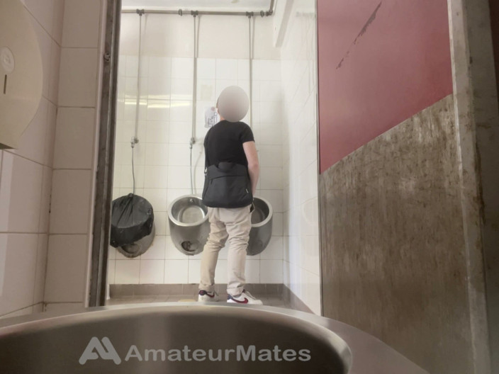 AmateurMates: Ragazzo etero amatoriale che cerca di essere beccato all'orinatoio pubblico