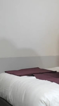 Il primo servizio con una bellezza del bar per ragazze ha rivelato una figura mozzafiato e un lato che nessuno si aspettava