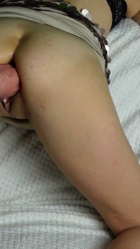Amatérská manželka MILF fisting na gauči, skutečná squirting z polštiny