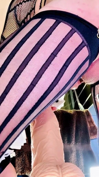 Sexy TS sissy zeigt süße schwarze strümpfe dessous mit höschen reiten monster riesiges anal weißes spielzeug im freien