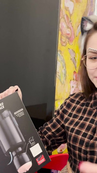 La carina cosplay kitty mari Galore porta la macchina del sesso con cui giocare e scopa anche il cameraman