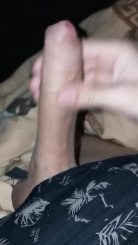 秃顶大是夜晚非常明显，而且滴着前列腺液！