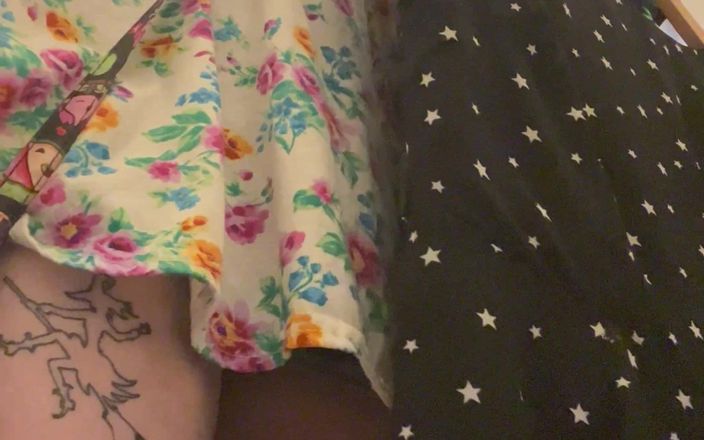 MistressWriggler: Stark Bollock nahý na veřejnosti při zkoušení nových šatů. Část 2 z 2.