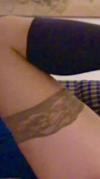 Il travestito sexy estrae i collant