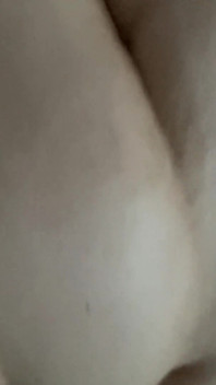 Provocando esfregando balançando minha barriga enorme