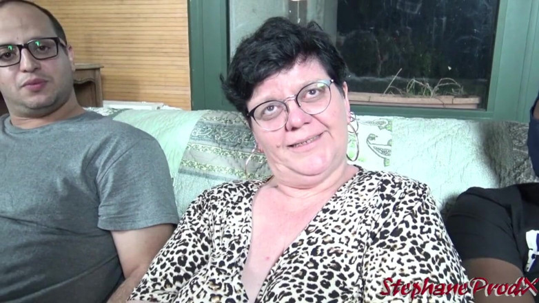 Stephprodx: Ariane neukt drie verlegen kerels