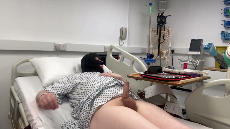 Bigtiddygoth: Verpleegster Ruby's klinkende examen - de kleine plasbuis van haar patiënt