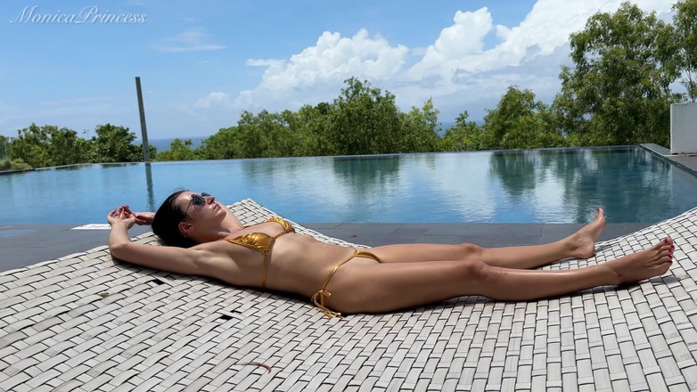 Princess Monica: Bronzer à la piscine publique en micro bikini, seins, chatte