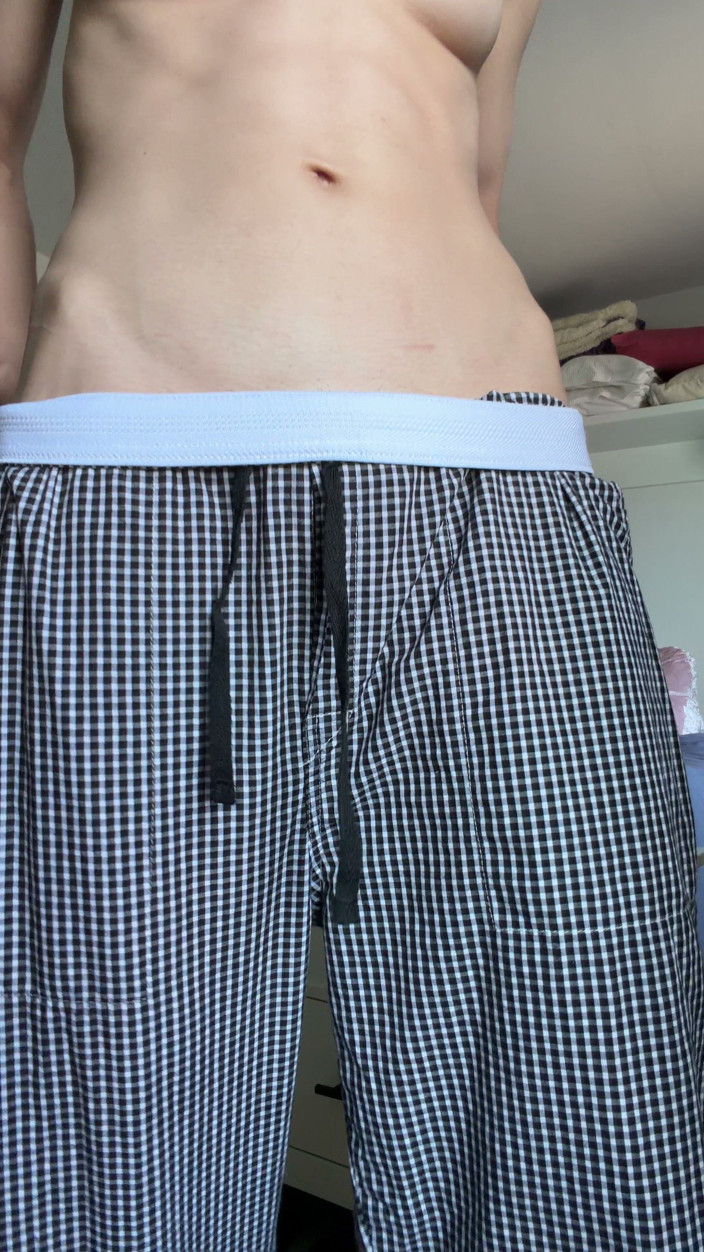 Ms_Emmy_Lynn: Bertelanjang atas dalam seluar pj awak menunjukkan pepek saya