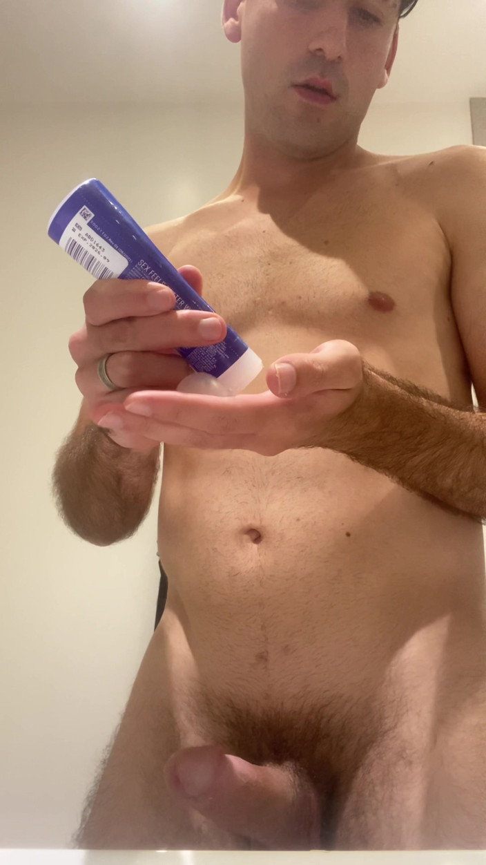 HornyDom: Nadržený hetero chlap masturbuje svého tlustého ptáka a jí své...