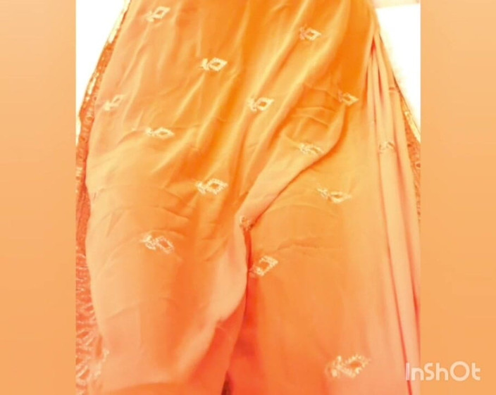 Slutty Sunny Sup: Tânără studentă se dezbracă