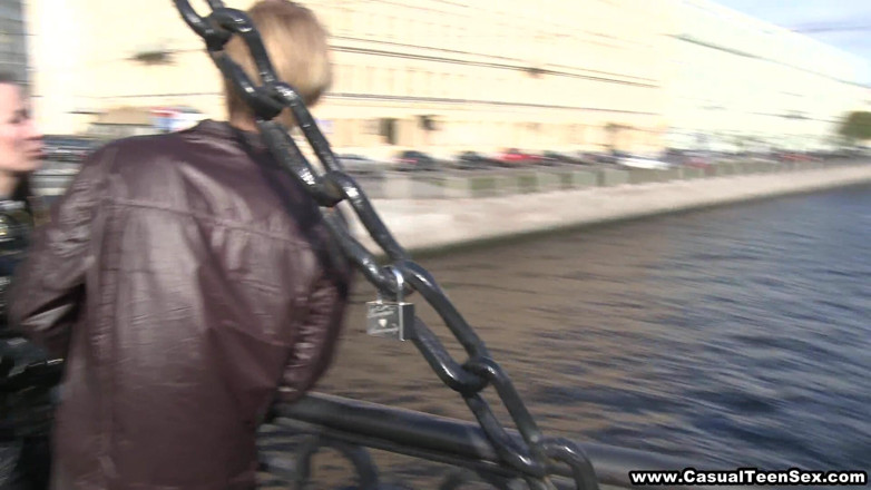 Casual Teen Sex: 角質の十代の若者たちはベッドで自分自身を見つける