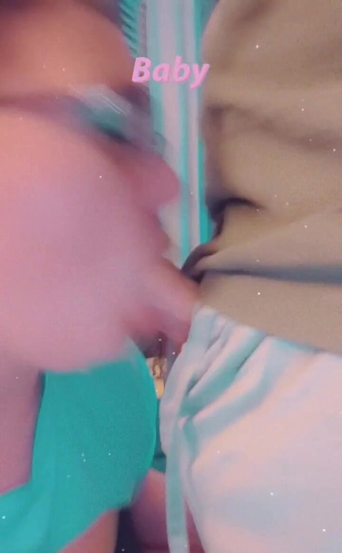 Funhousewife69: Mengambil video saya bermain dengan batangnya dengan mulut saya, ini...