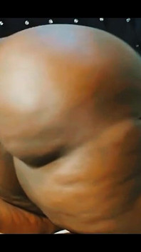 Cewek semok ini lagi asik muasin memeknya pakai dildo sambil berdiri