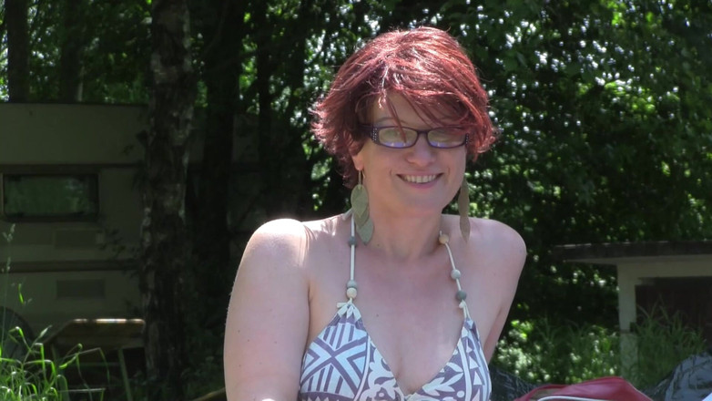 Popp Sylvie: Yüzme havuzunda seks - yaptık