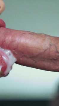 Super pipe sans les mains, éjaculation dans la bouche - gros plan