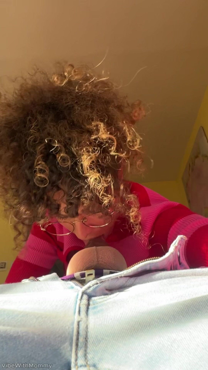 VibeWithMommy: 圣诞树下的快速性爱