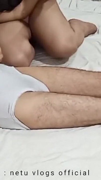 Sara'nın güzel büyük göğüslerini ovarak seksi masajla vücuduna muamele