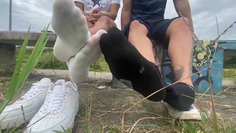 Mr Feet Colombia: Bạn bè ở Colombia đi hút thuốc trong khi cởi giày để bạn...