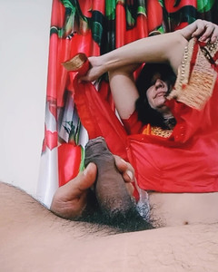 Bolly Karma: Cewek ini lagi asik ngasih hadiah sama besar pria kulit...