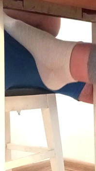 Sockjob &ruinierter orgasmus unter dem tisch