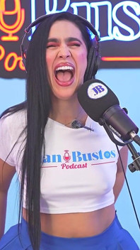 Nieśmiała milf Sarahblack szaleje, gdy zaknebluje grubego kutasa operatora