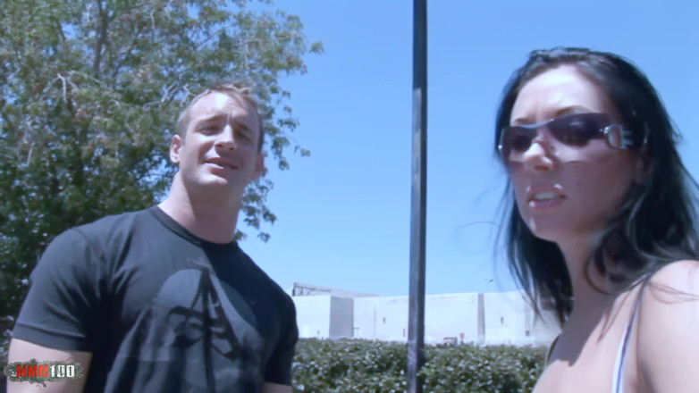 Porn-World: ナディア・ニトロ:激しいセックスアクションのハンサムな青い目の美女