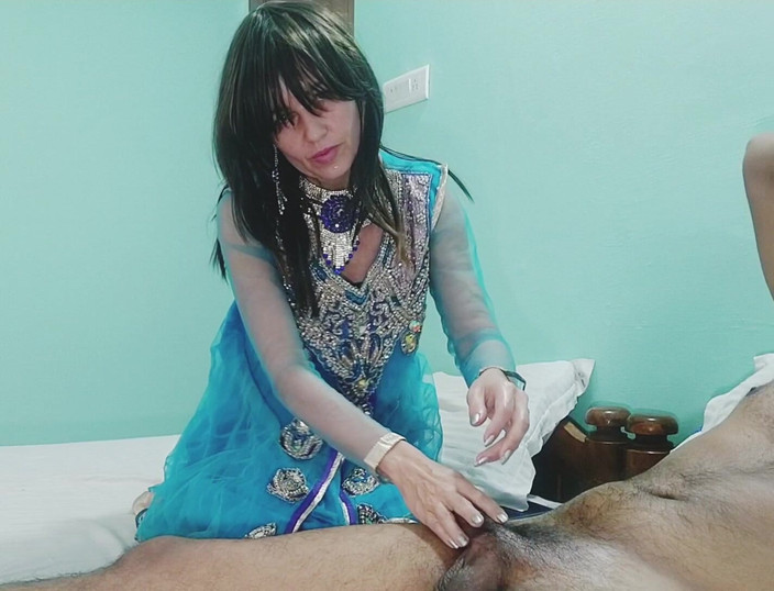 Bolly Karma: MILF panas menunjukkan kemahiran sempurna dengan kote hitam besar