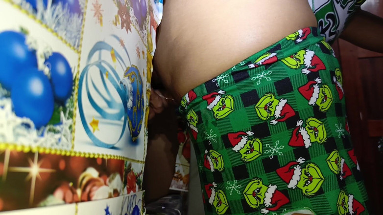 Lady: 老继父在圣诞节期间操他一个丰满、丰满的继女