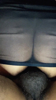 Ma demi-sœur chevauche ma bite pour enlever son désir
