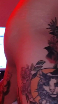 Le jumelle dans un jockstrap noir a appris à quoi ressemble une vraie baise