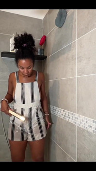 De seco a molhado sob uma provocação no chuveiro