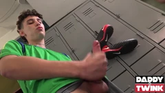 Daddyontwink twinks gael macias dan lucas andrade tanpa kondom di ruang ganti