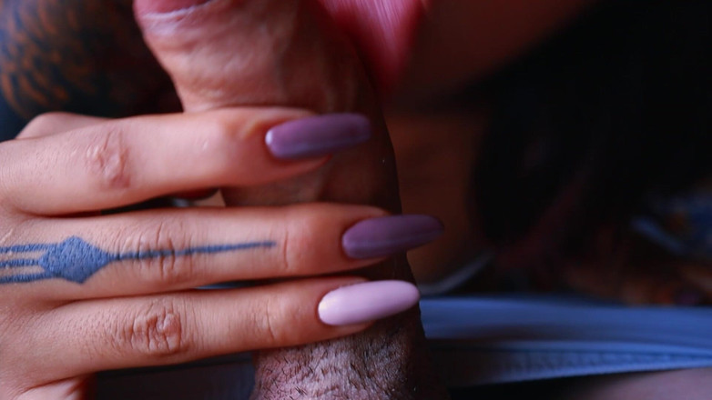 Ellie pink: Perfecte getatoeëerde babe die me een schattige pijpbeurt geeft