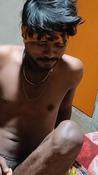 Trio indien, c’est un étudiant et il le fait pour la première fois donc il est timide