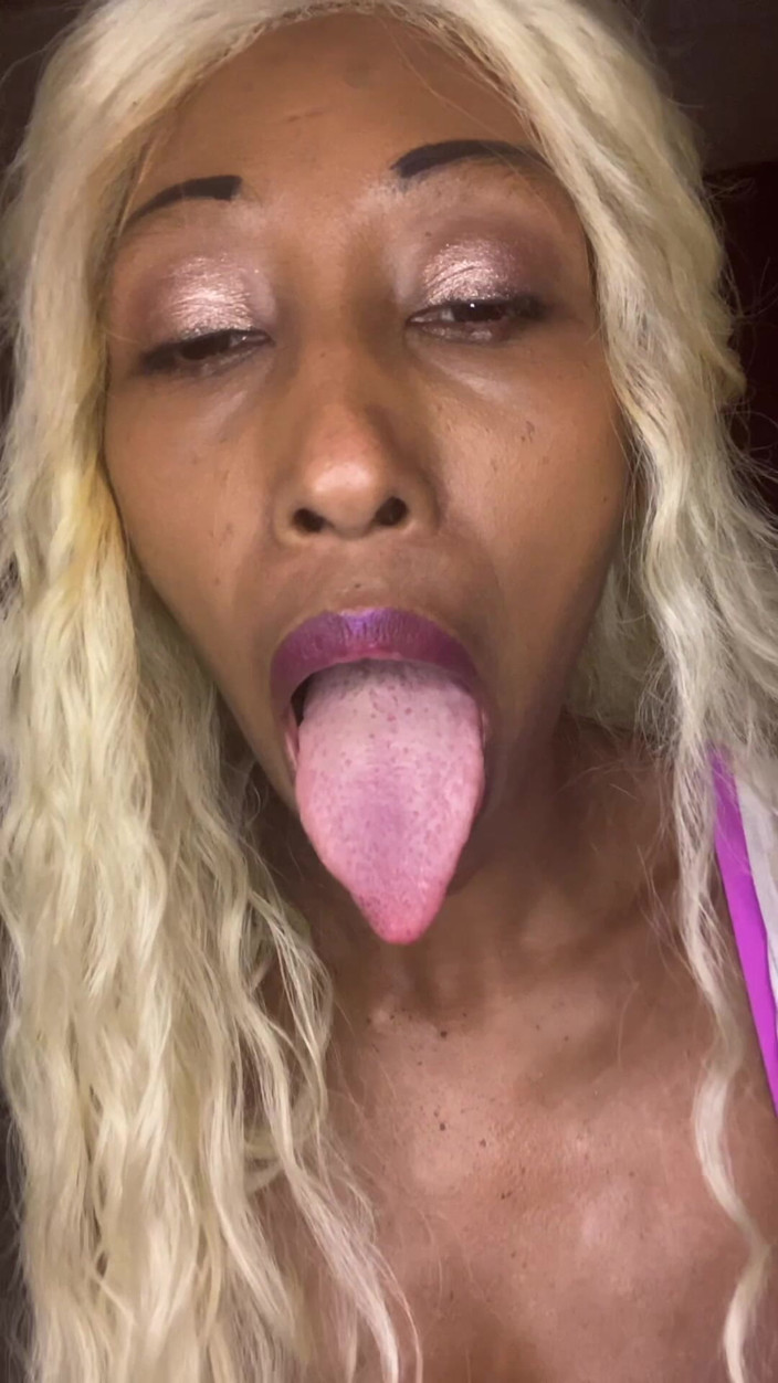 Tatiannasweets: Блондинка смокче член / ділдо краще, ніж інші дівчата?