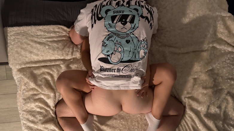 HomeVideoLive: O virgină a văzut o fată masturbându-se într-un cămin. Ea l-a...