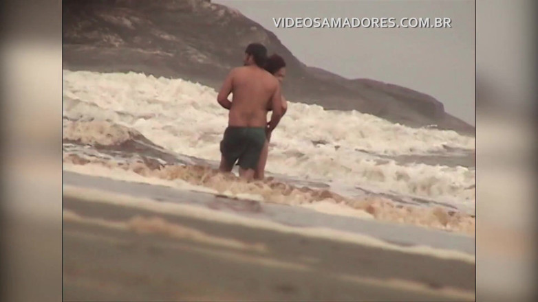 Amateurs videos: Shameless couple has sex in the shallow sea
