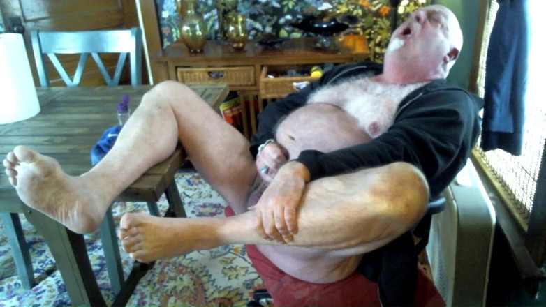 beardaddychub: Beardaddychub se branle devant la caméra
