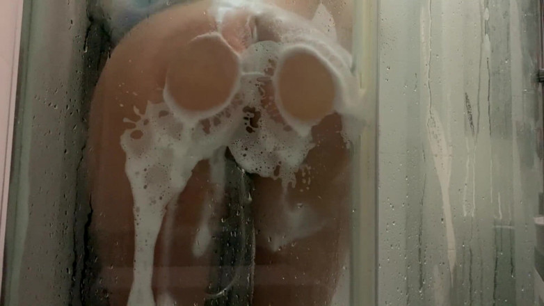Dirty slut 666: Una perra con un culo fresco se lava el coño...