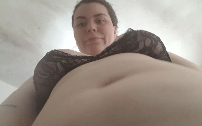 Chubby Sex Symbol: Lil Witch spreidt haar dikke poesje open