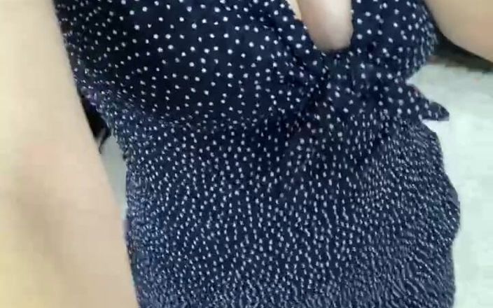 Kitty Kriss: Mengusik awak dalam pakaian pendek tanpa seluar dalam