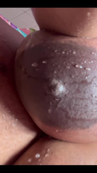 Tette fresche fuori dalla doccia