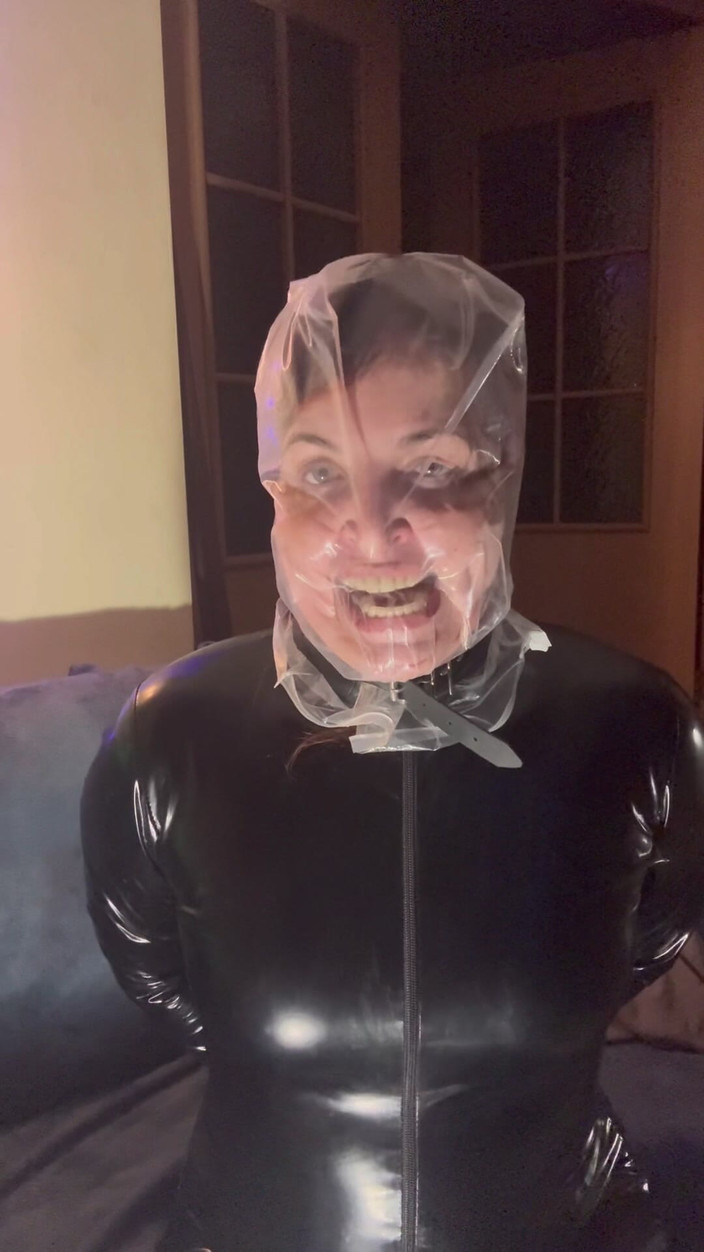 Elena917: Strakke plastic zak en latex