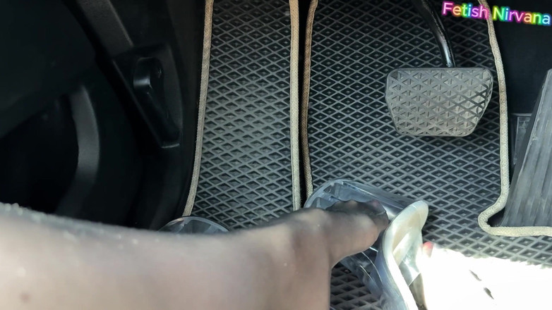 Hottie goddess: Sudut pandangan pertama mengusik memandu kasut tumit tinggi