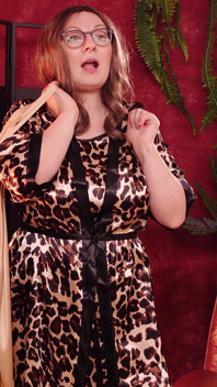 Satynowa bielizna jako Fetysz ... Gorąca milf z krzywym ciałem - spróbuj haul. Arya Grander