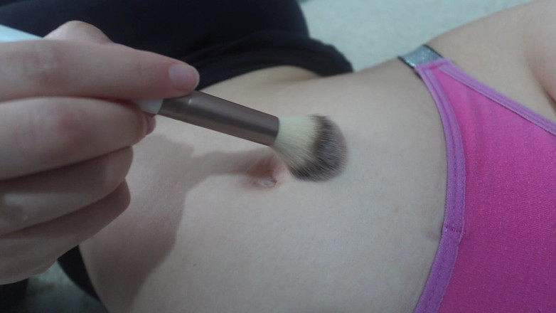 AmayaMori: Latina Nevlastní Sestra Čistí Břicho Bavlněným Tamponem a Po Očištění Si...