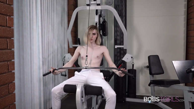 Bobs Tgirls: Ella Hollywood stříká v tělocvičně